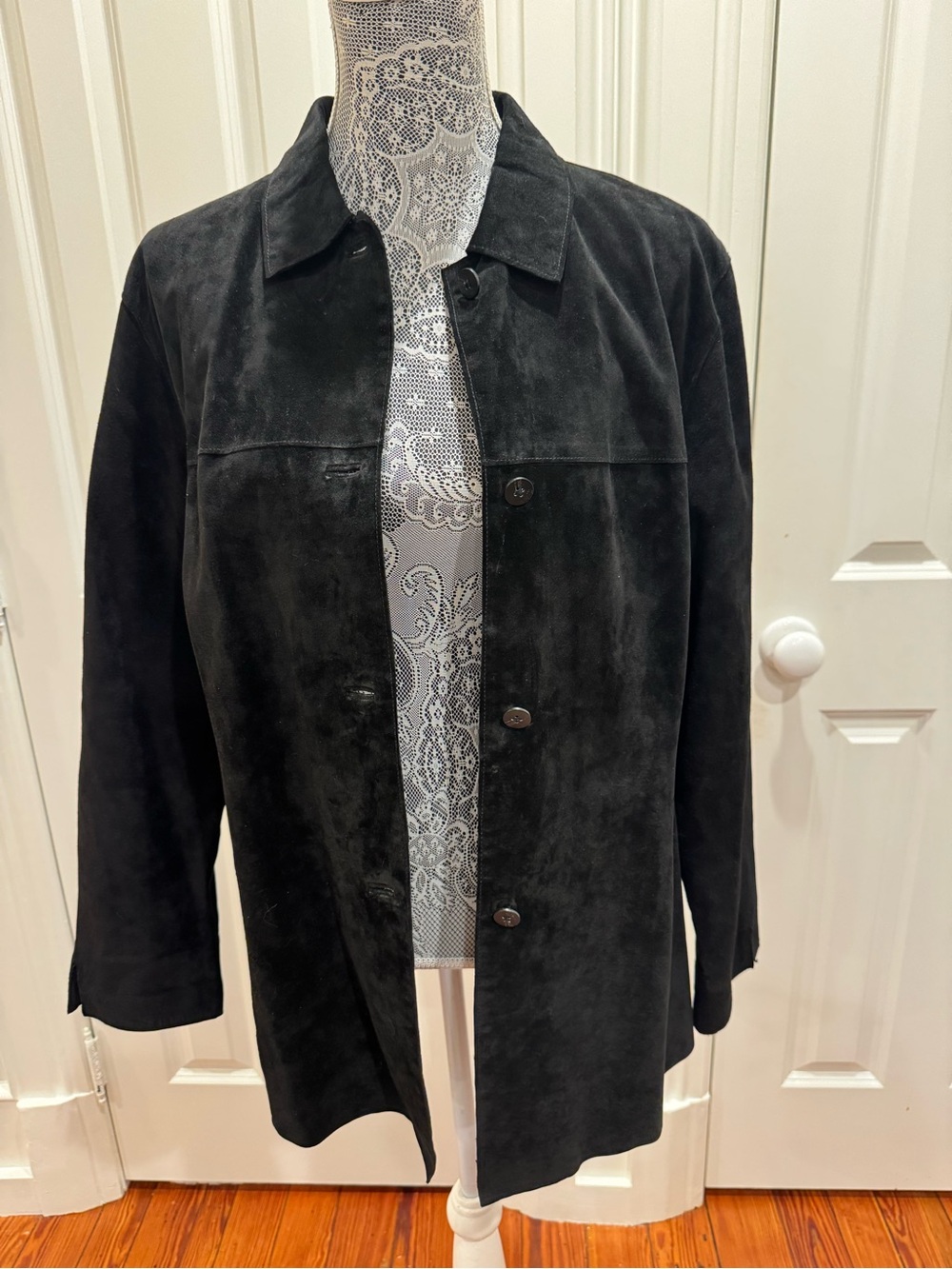 Lord & Taylor Black Suede Jacket
Sz. 1X Fall Western Goth Layering Piece